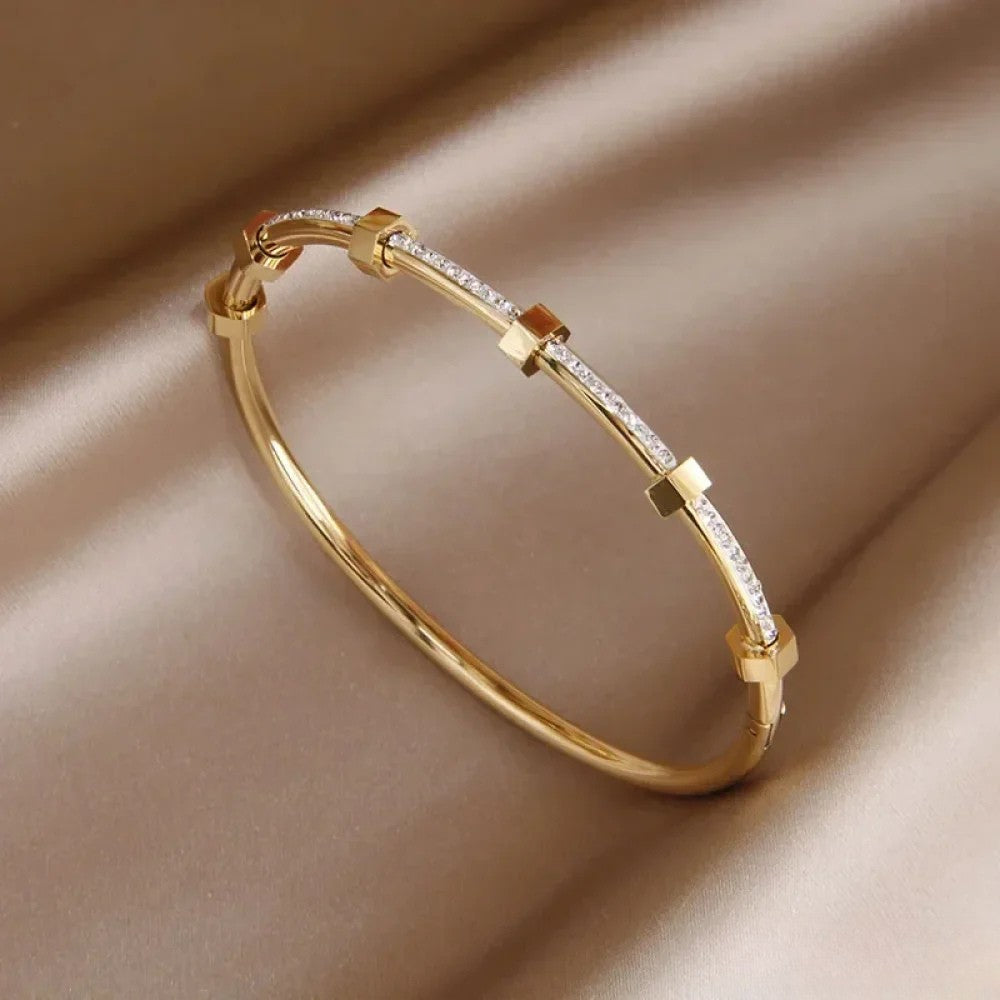 Nadia | Elegant Golden Bracelet in Light Design