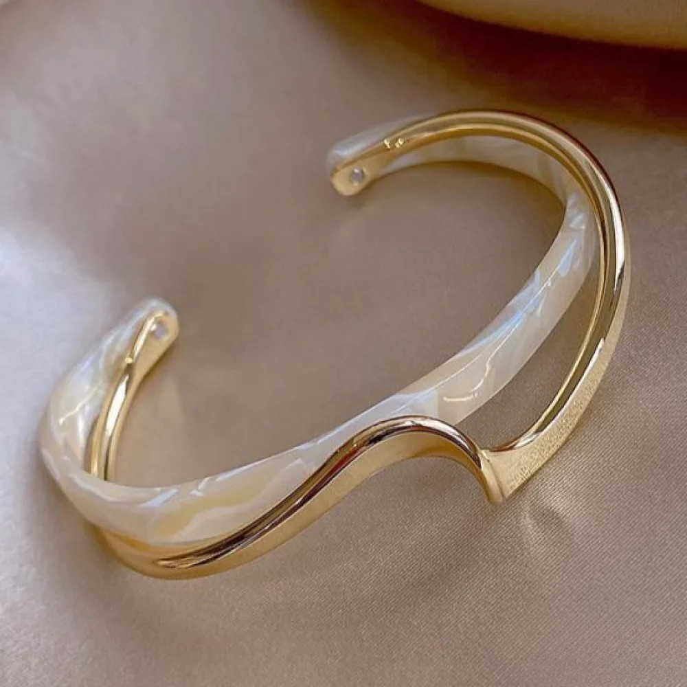 Damaris | Elegant Golden Bracelet with White Opal