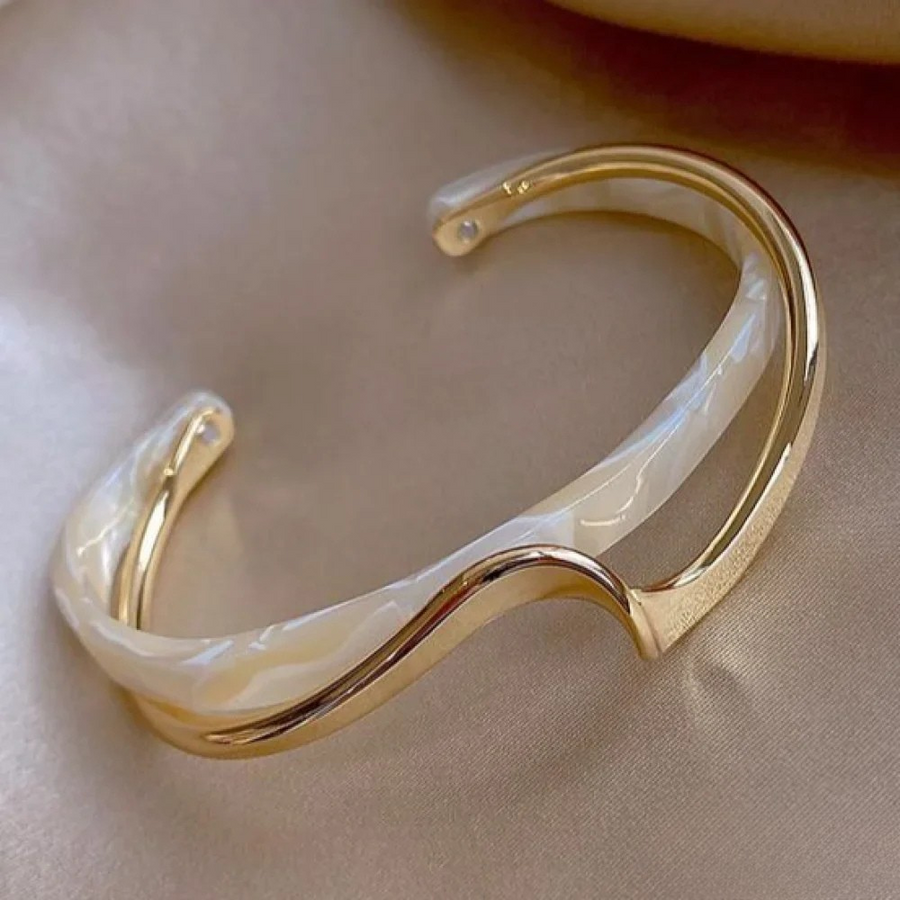 Damaris | Elegant Golden Bracelet with White Opal